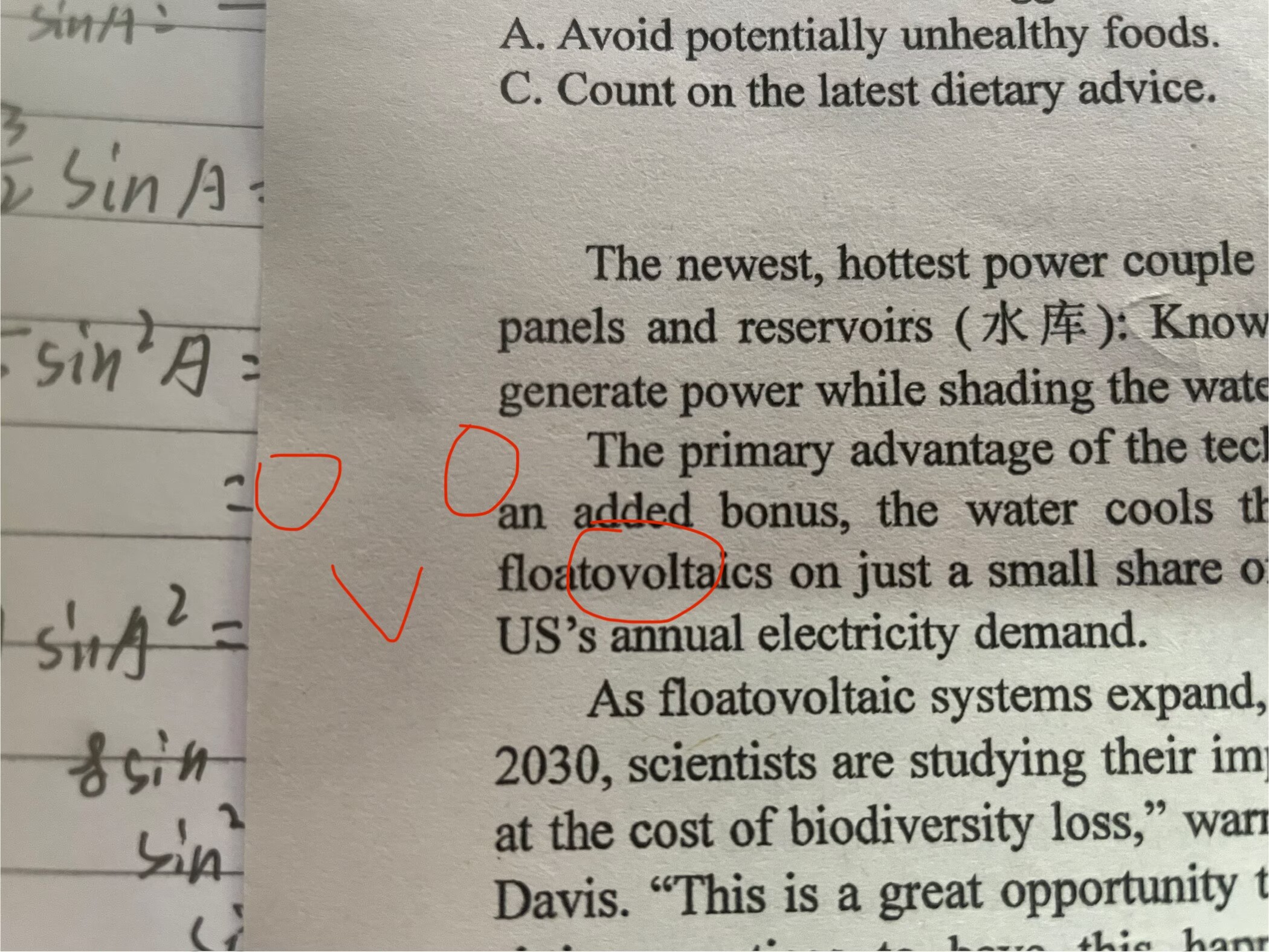 英语课文与数学笔记上的红色笑脸涂鸦